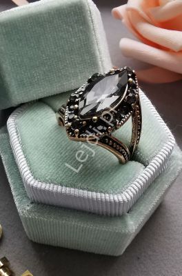 Elegancki pierścionek z dymnymi kryształkami w stylu vintage