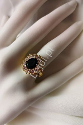 Posrebrzany pierścionek w złotym kolorze z dużym niebieskim kryształkiem