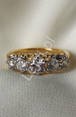 Posrebrzany pierścionek w złotym kolorze z kryształkami