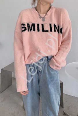 Oversizowy sweter damski, krótki sweterek napisem smiling 8917