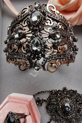 Bransoletka vintage w stylu orientalnym, ażurowa z czarnymi kryształkami