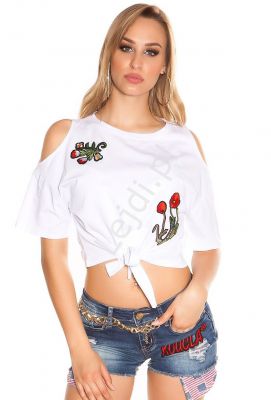 Biała koszulka z odkrytymi ramionami i naszywkami z kwiatowym haftem