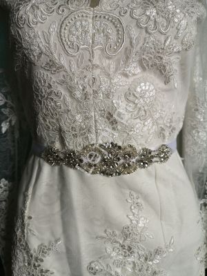 Biały pasek do sukien ślubnych z kryształkami i sztucznymi perełkami 910 ecru