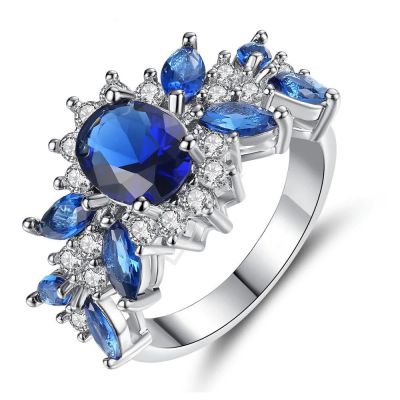 Srebrny pierścionek z kryształkami w kolorze szafirowym i z cyrkoniami