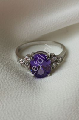 Posrebrzany pierścionek zaręczynowy z fioletowym oczkiem