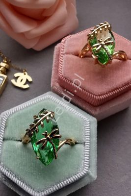 Pozłacany srebrny pierścionek z zielonym kryształkiem i ważką
