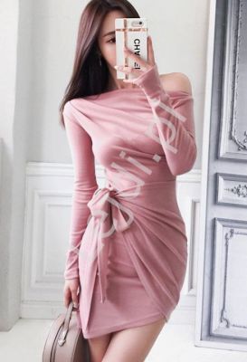 Fantazyjnie wiązana sukienka dopasowana w różowym kolorze 7816