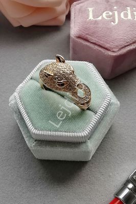 Pozłacany pierścionek srebrny z panterą zdobioną cyrkoniami