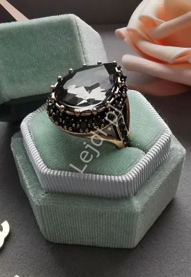 Duży pierścionek w wiktoriańskim stylu z dymnym kryształkiem łezką