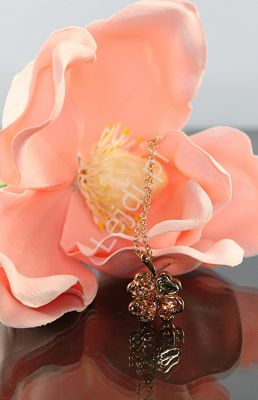Naszyjnik pozłacany różowym złotem z kryształkami - koniczynka z npisem love